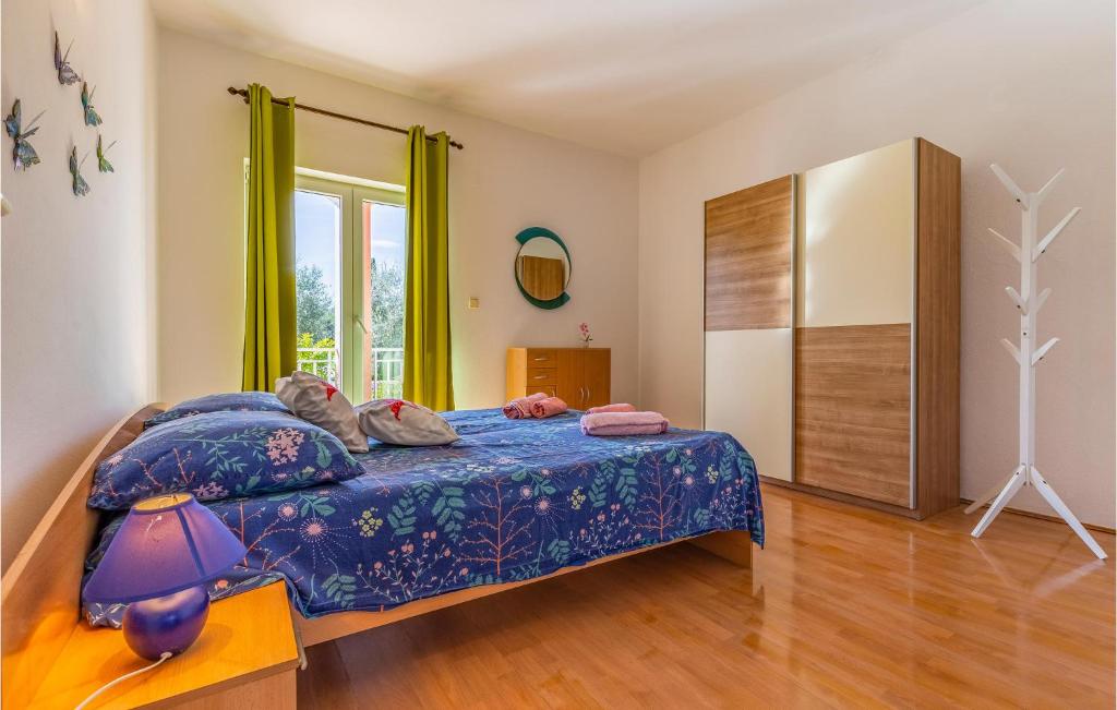 Posteľ alebo postele v izbe v ubytovaní Cozy Apartment In Liznjan With Wifi