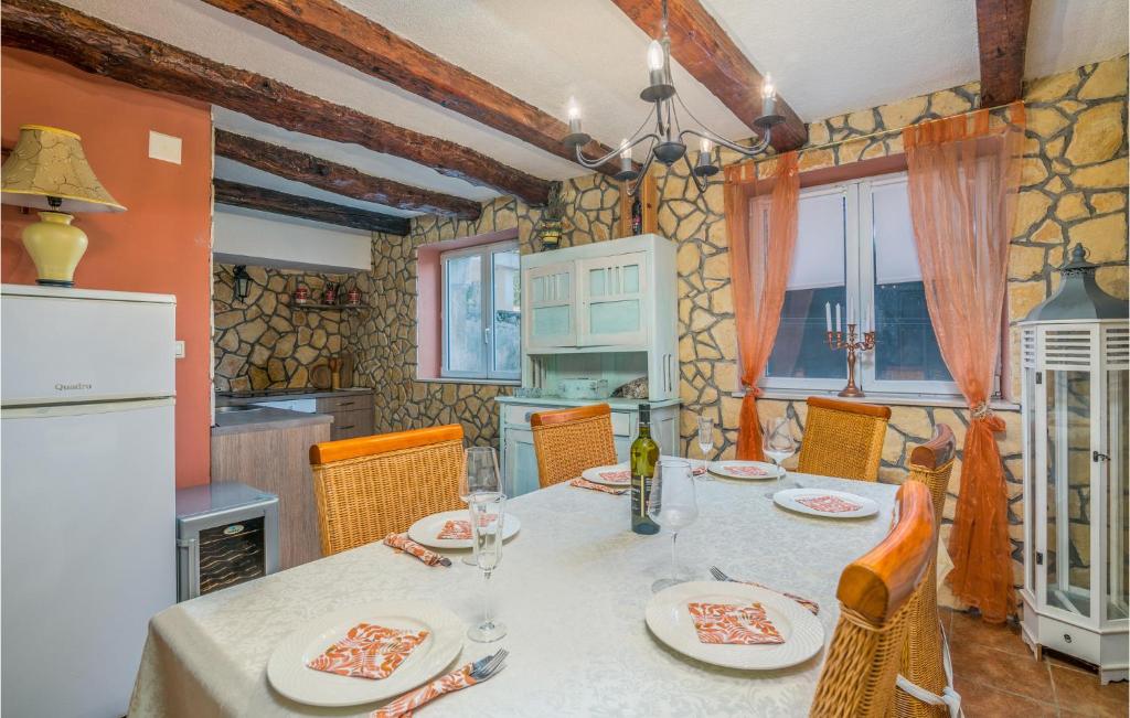 Kuchyň nebo kuchyňský kout v ubytování Amazing Home In Polje