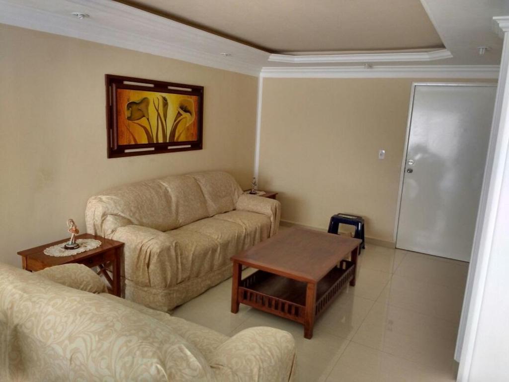 a living room with a couch and a table at Bello Apartamento Vacacional Casa caribe Isla de Margarita in Porlamar