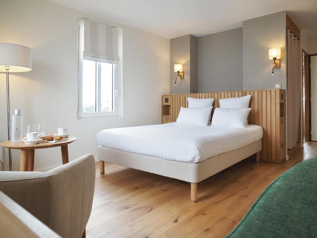 Postel nebo postele na pokoji v ubytování Logis Hôtel de Carantec