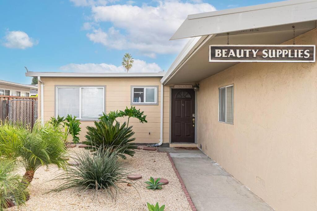 ein Gebäude mit einem Schild, das Schönheitsmittel liest in der Unterkunft Beauty Supplies 3Br house for Family in Fremont in Fremont
