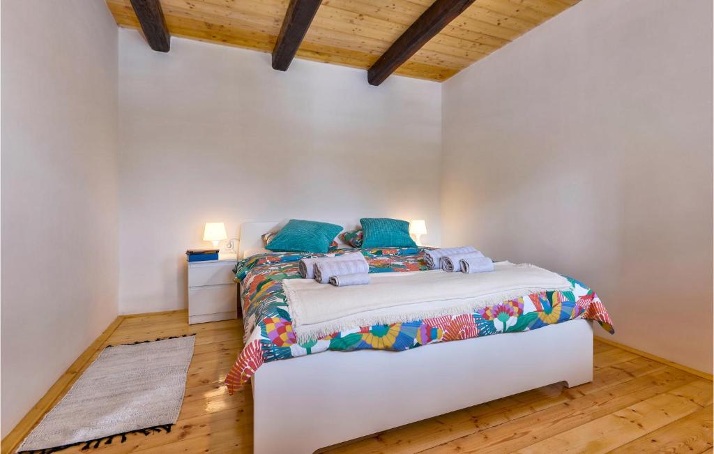 Posteľ alebo postele v izbe v ubytovaní 3 Bedroom Lovely Home In Hrnjanec