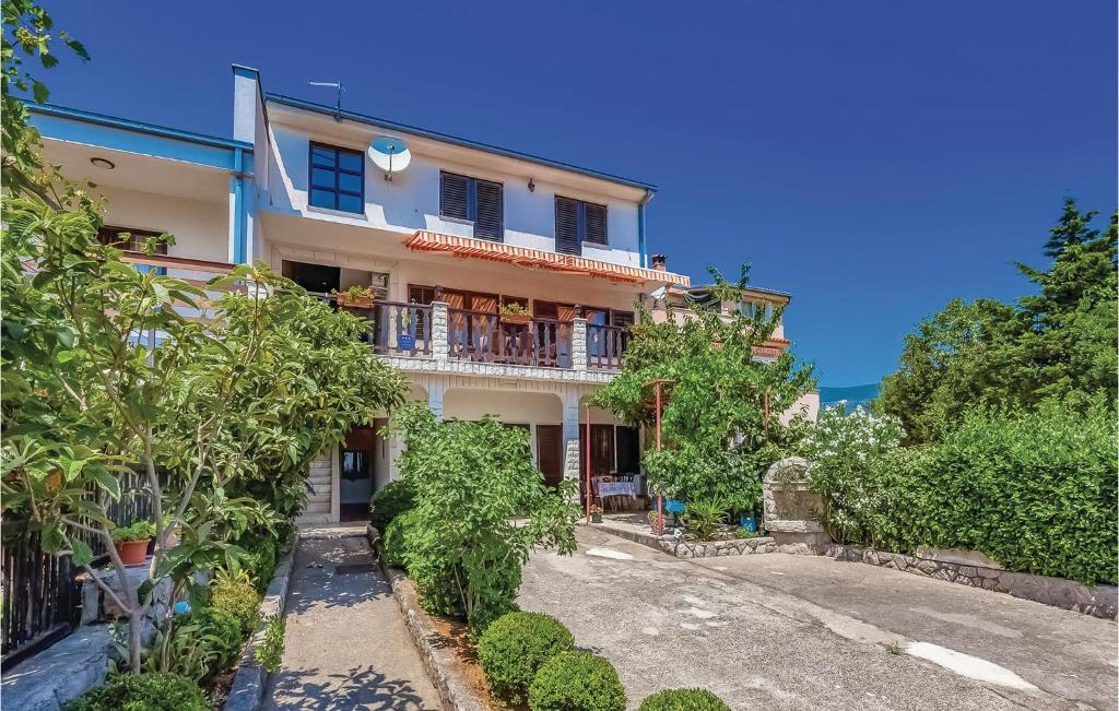 Vonkajšia záhrada v ubytovaní 3 Bedroom Cozy Apartment In Crikvenica