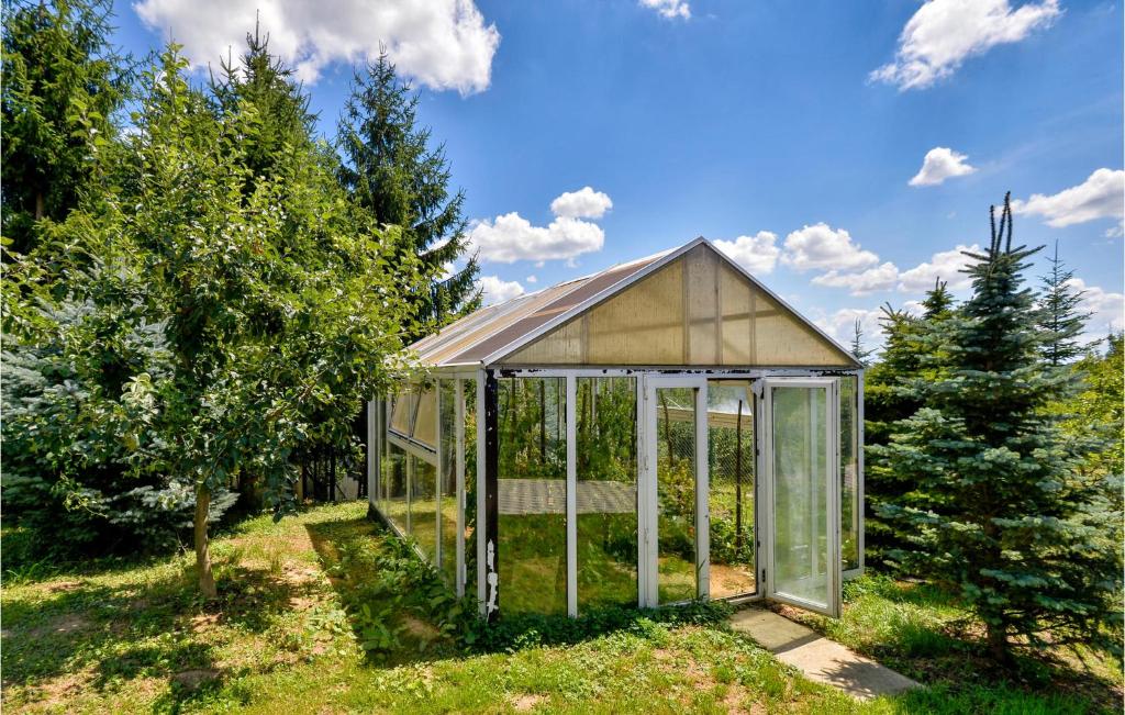Vonkajšia záhrada v ubytovaní 3 Bedroom Lovely Home In Hrnjanec
