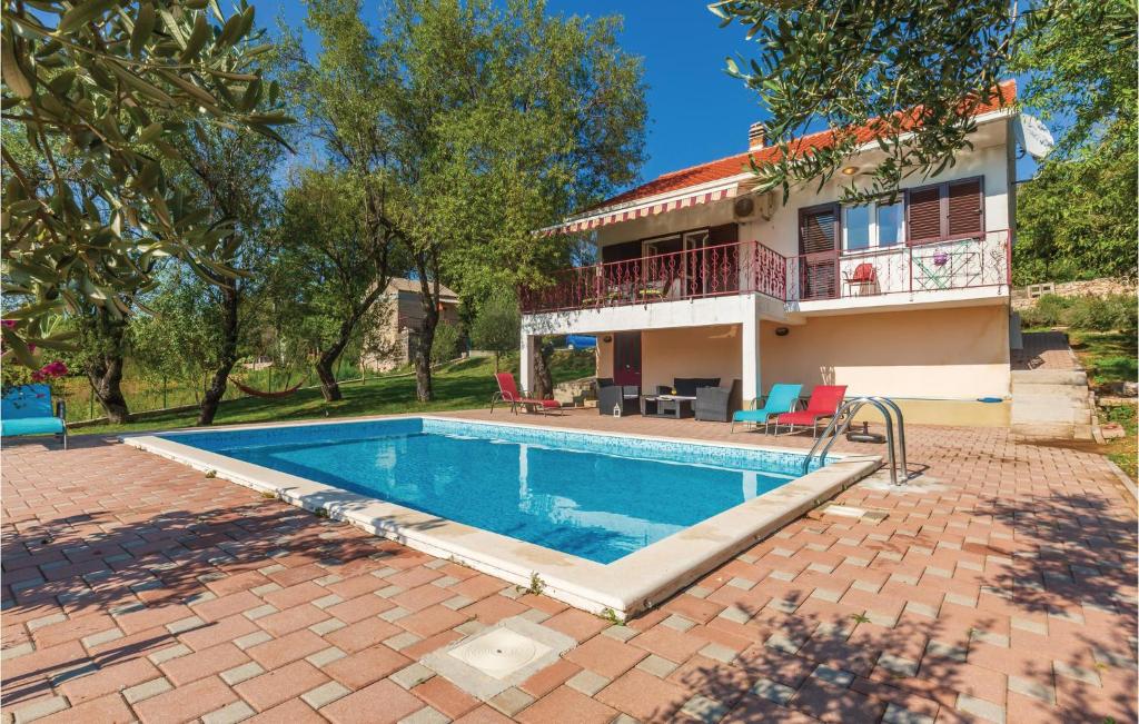 Bazén v ubytování Holiday Home Vojnic Sinjski 11 nebo v jeho okolí