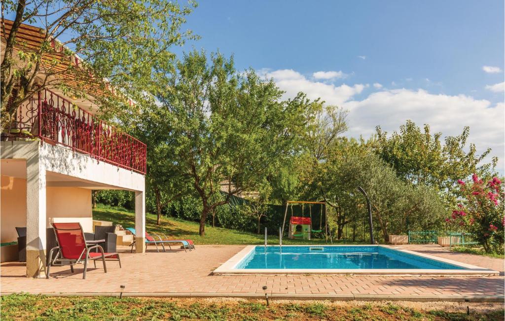 Bazén v ubytování Holiday Home Vojnic Sinjski 11 nebo v jeho okolí