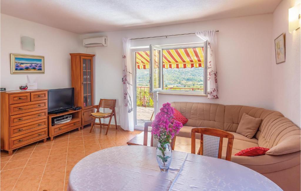 TV a/nebo společenská místnost v ubytování Holiday Home Vojnic Sinjski 11