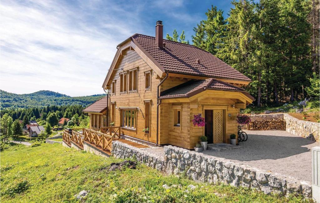 Nespecifikovaný výhled na hory nebo výhled na hory při pohledu z prázdninového domu