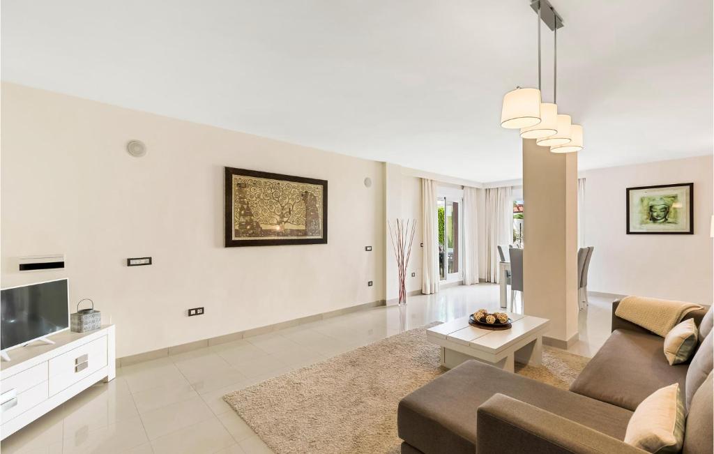 Televízia a/alebo spoločenská miestnosť v ubytovaní Beautiful Home In Estepona With Wifi