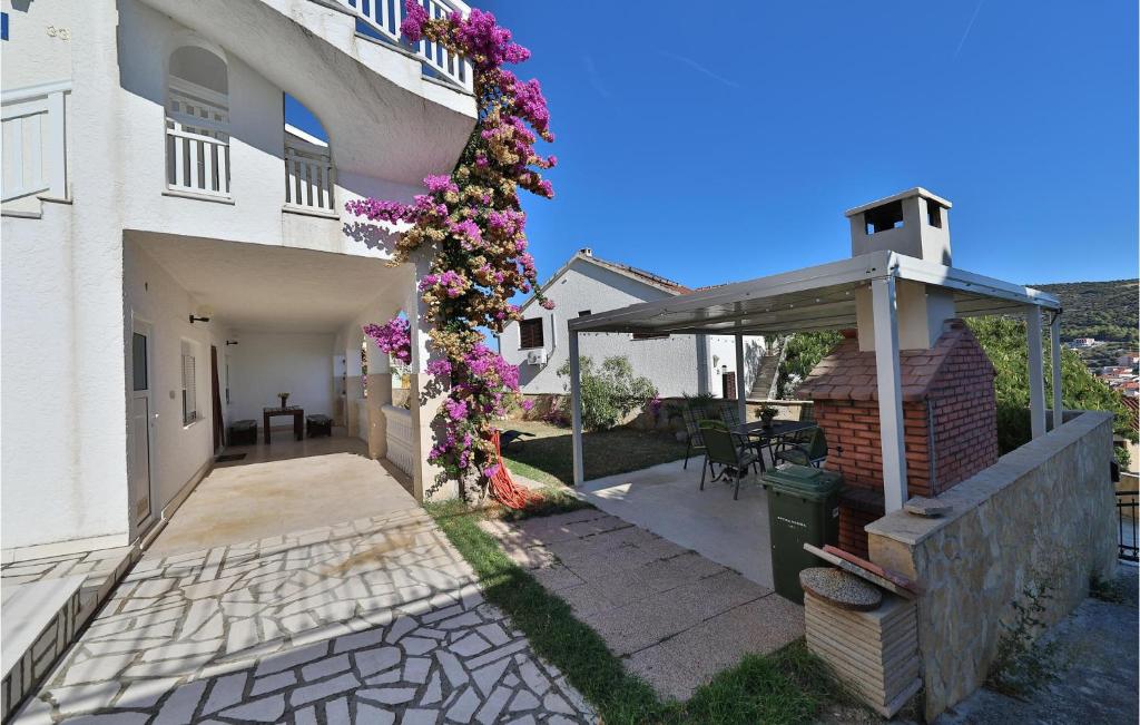 玛里纳Two-Bedroom Apartment With Sea View In Marina的一栋侧面有鲜花的房子