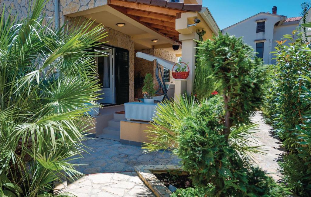 Vonkajšia záhrada v ubytovaní Four-Bedroom Holiday Home In Brodarica