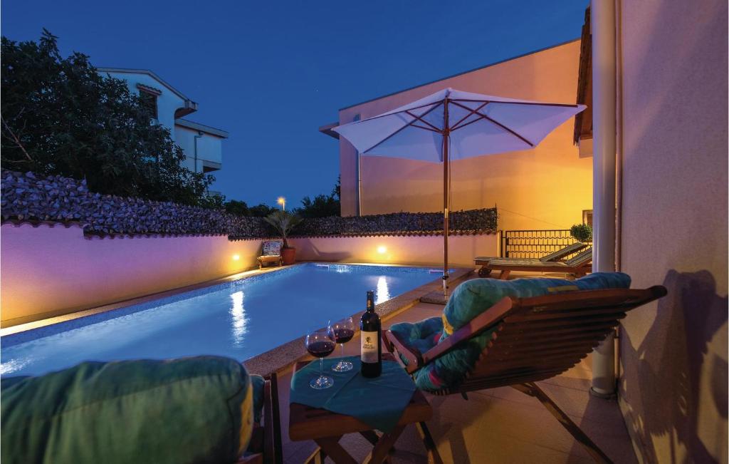 Bazén v ubytovaní Four-Bedroom Holiday Home In Brodarica alebo v jeho blízkosti
