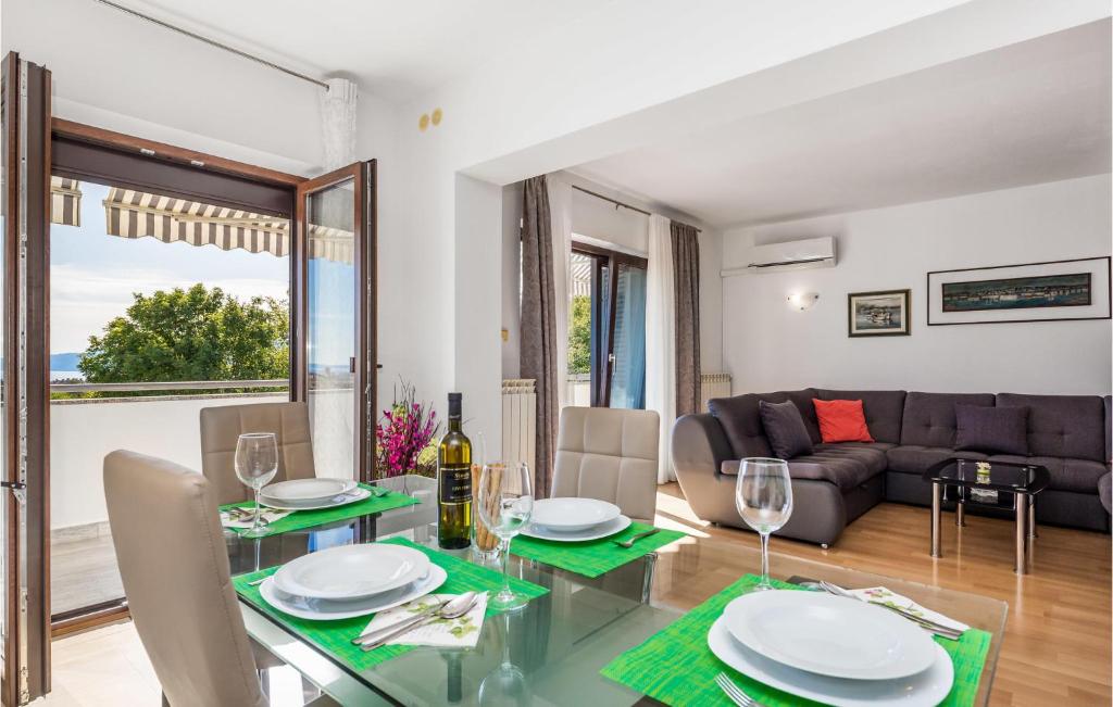 Posedenie v ubytovaní Stunning Apartment In Rijeka