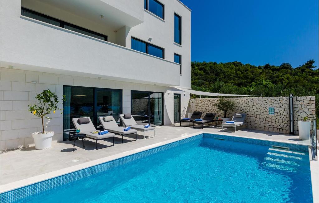 Bazén v ubytovaní Four-Bedroom Holiday Home In Zaton Mali alebo v jeho blízkosti