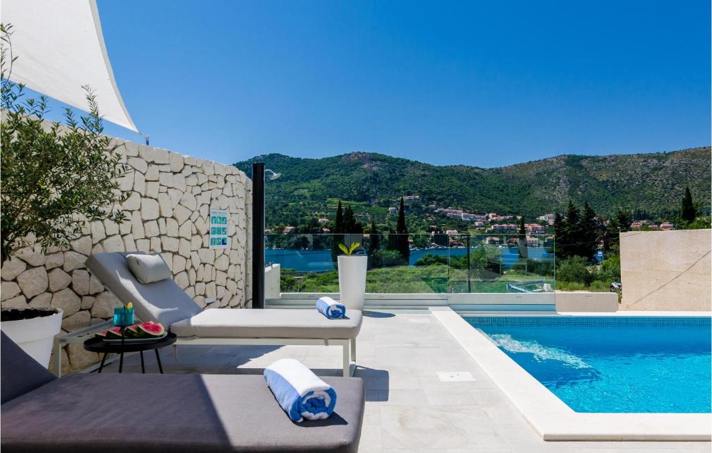 Bazén v ubytovaní Four-Bedroom Holiday Home In Zaton Mali alebo v jeho blízkosti