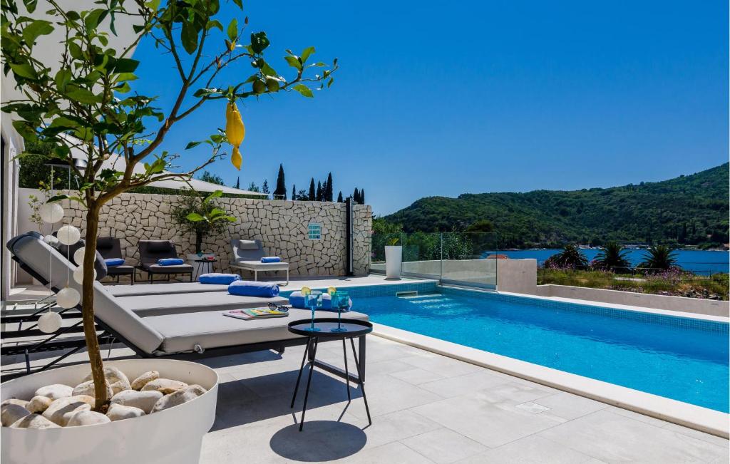 Bazén v ubytovaní Four-Bedroom Holiday Home In Zaton Mali alebo v jeho blízkosti