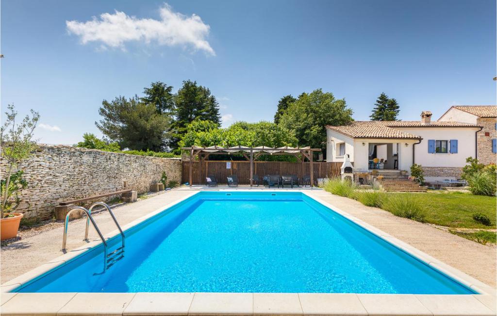 Bazén v ubytování Four-Bedroom Holiday Home In Vodnjan nebo v jeho okolí