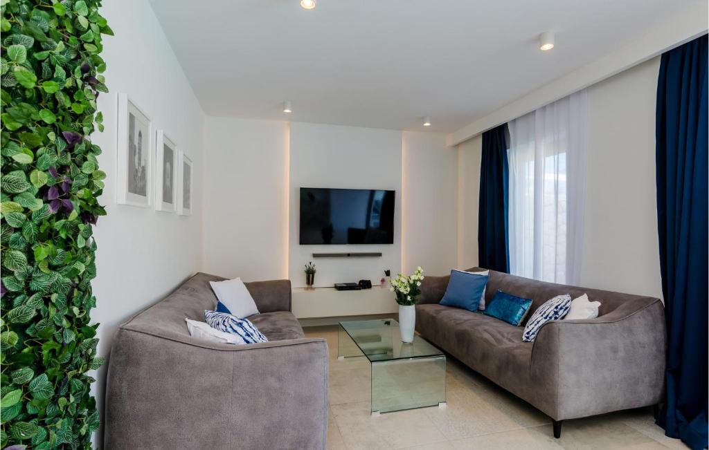 Posedenie v ubytovaní Four-Bedroom Holiday Home In Zaton Mali