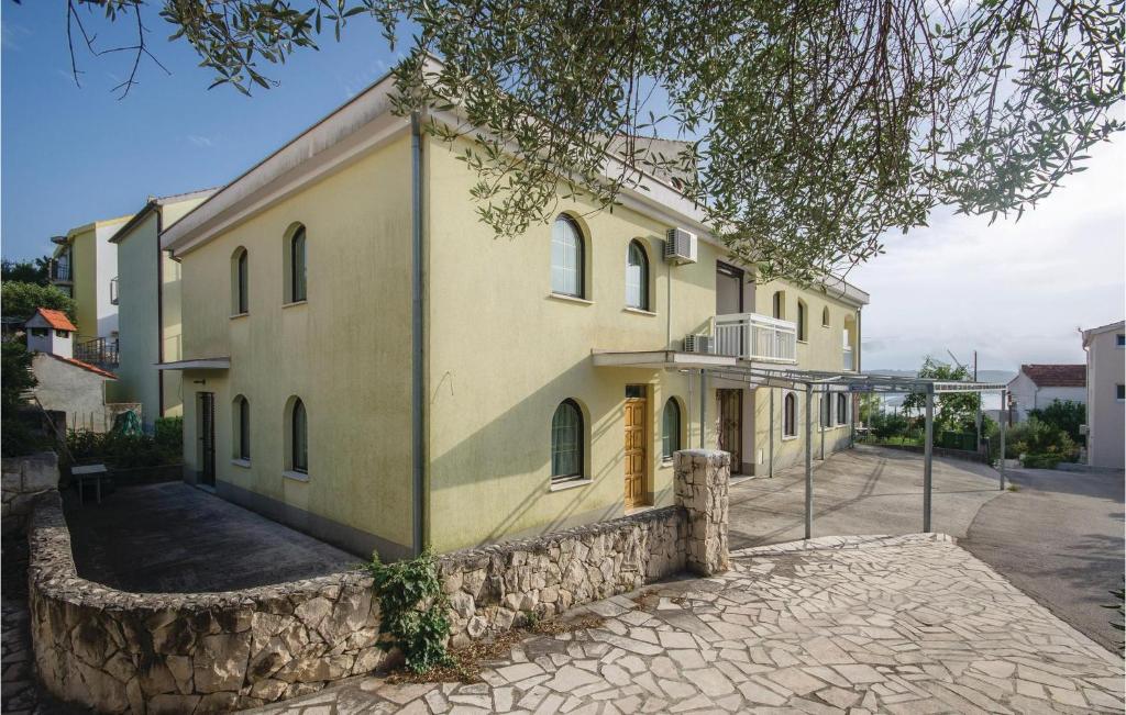 Gorgeous Apartment In Okrug Gornji With Wifi
