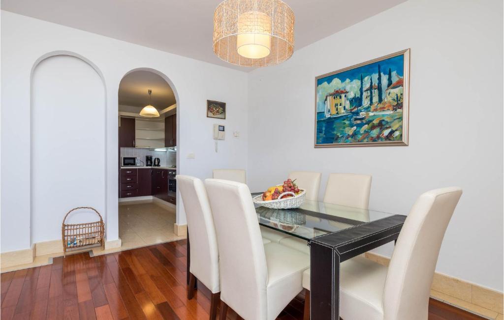 Posedenie v ubytovaní 3 Bedroom Stunning Apartment In Icici