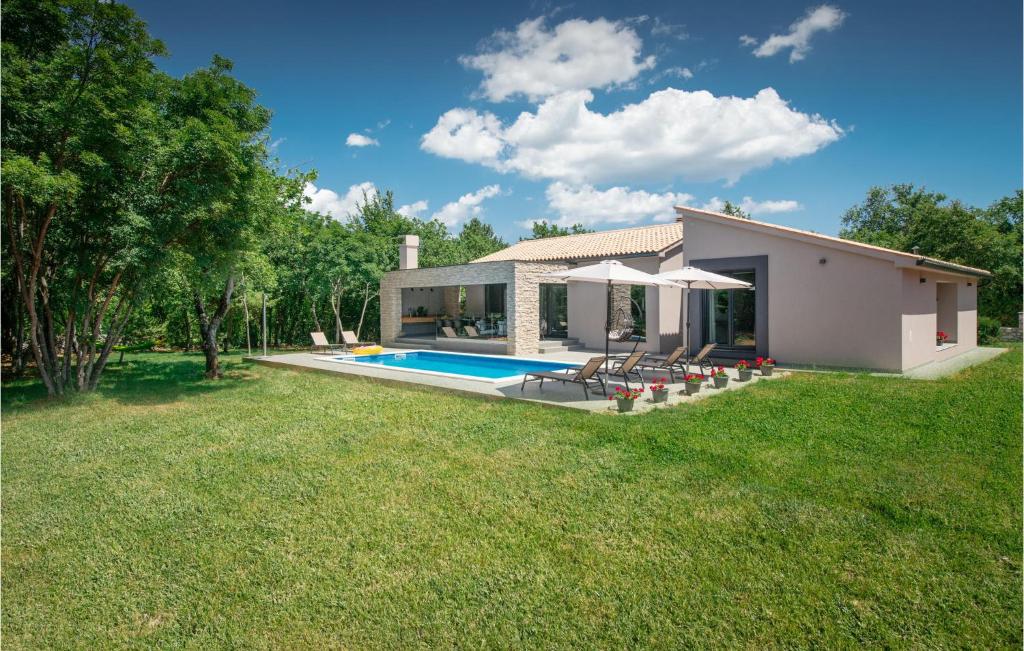 una casa con piscina in giardino di Amazing Home In Labin With Sauna a Labin