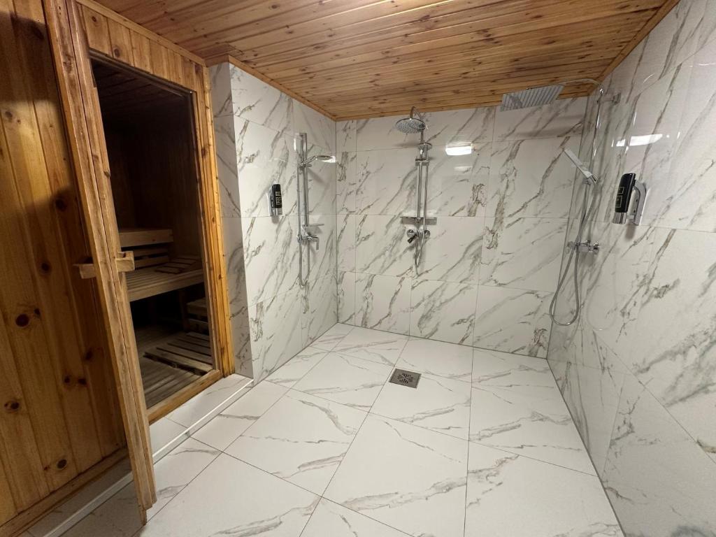 Koupelna v ubytování Hotel Gundl Alm
