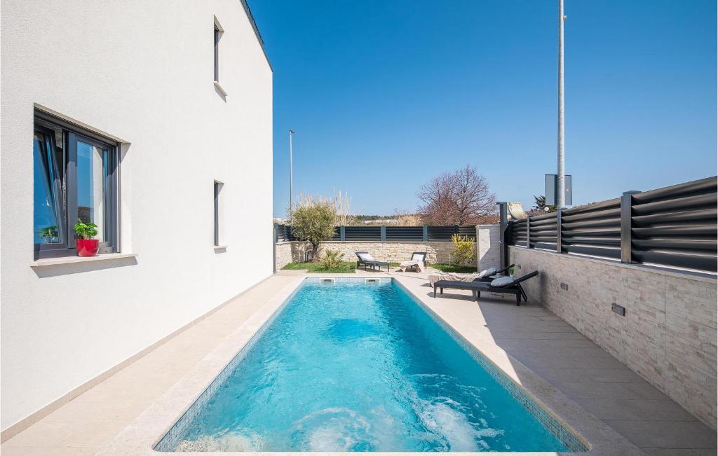 Bazén v ubytování Stunning Home In Novigrad With Jacuzzi nebo v jeho okolí