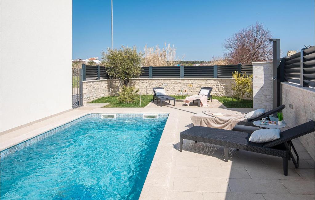 Bazén v ubytování Stunning Home In Novigrad With Jacuzzi nebo v jeho okolí