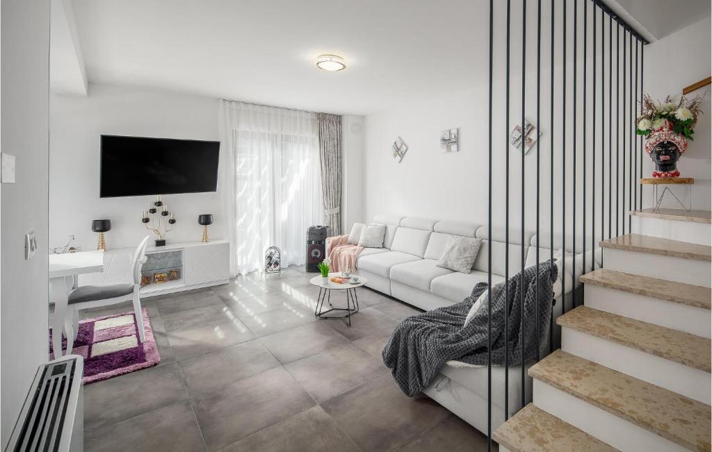 Posezení v ubytování Stunning Home In Novigrad With Jacuzzi