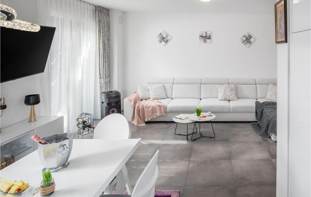 Posezení v ubytování Stunning Home In Novigrad With Jacuzzi