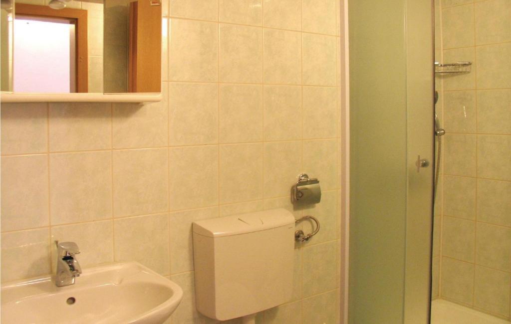 Kúpeľňa v ubytovaní Cozy Apartment In Klenovica