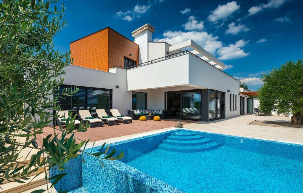 una casa con piscina delante de una casa en Villa Pedena, en Benažići