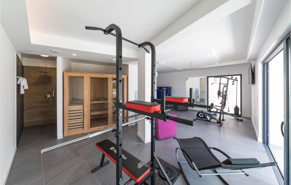Posilňovňa alebo fitness centrum v ubytovaní Nice Home In Okrug Gornji With Sauna