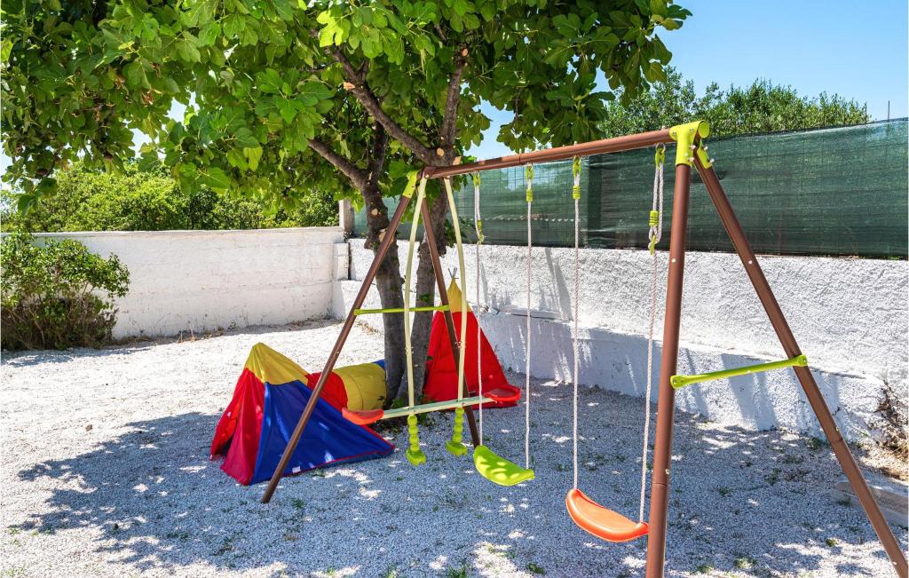 Plac zabaw dla dzieci w obiekcie Nice Home In Zemunik Donji With Wifi