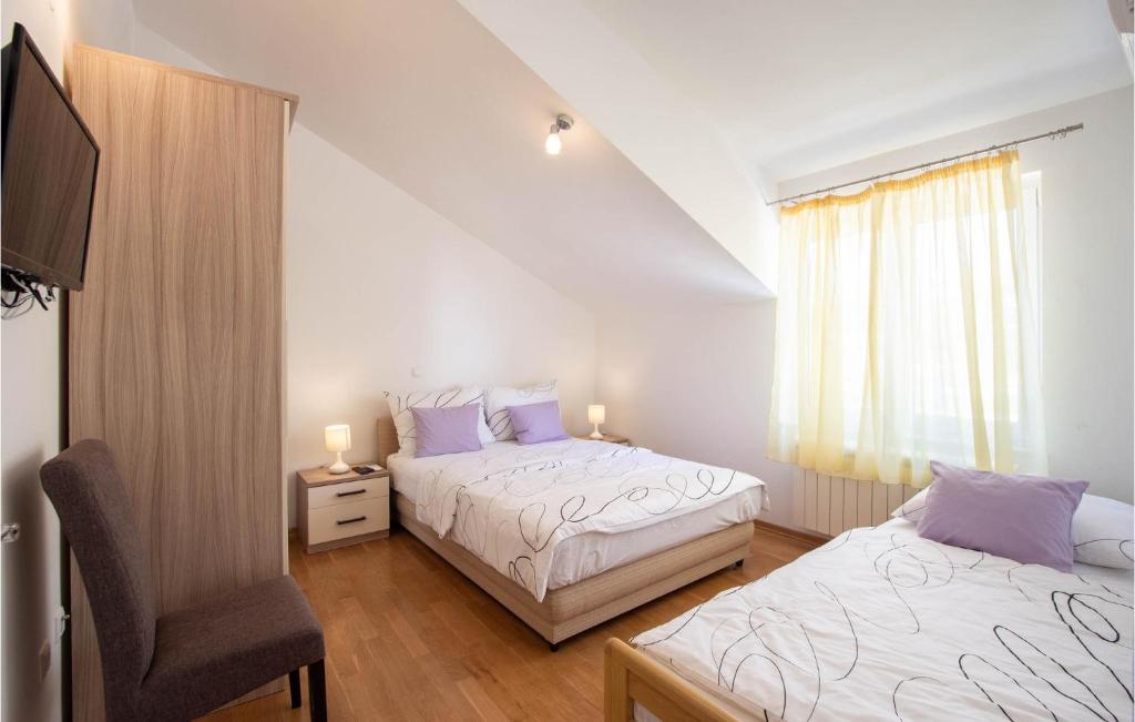 Posteľ alebo postele v izbe v ubytovaní 2 Bedroom Nice Apartment In Podstrana