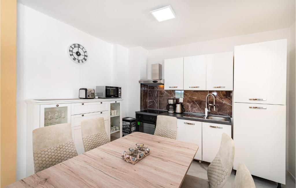 Kuchnia lub aneks kuchenny w obiekcie Nice Home In Zemunik Donji With Wifi