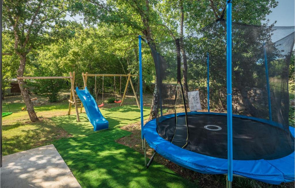 plac zabaw z trampoliną w ogrodzie w obiekcie Lovely Home In Rovinj w Rovinj