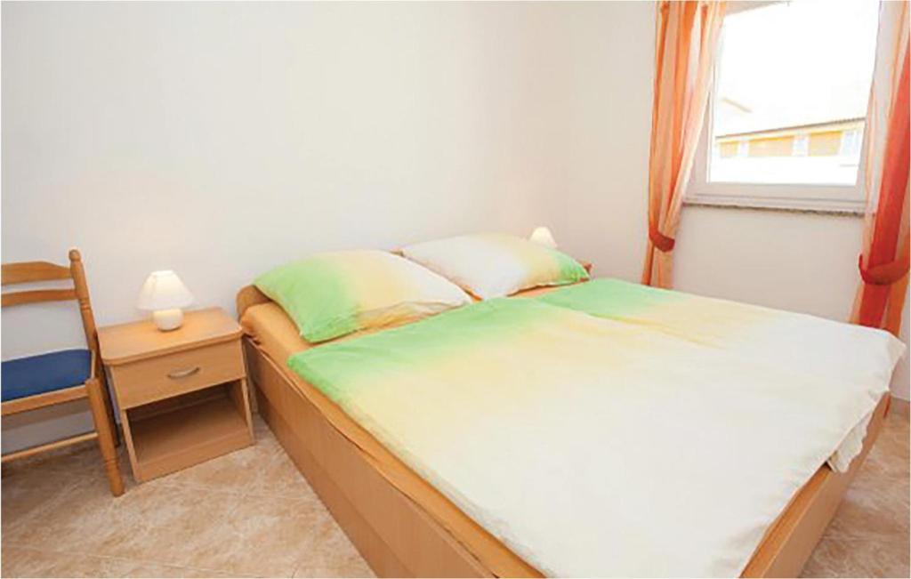 Postel nebo postele na pokoji v ubytování Beautiful Apartment In Malinska