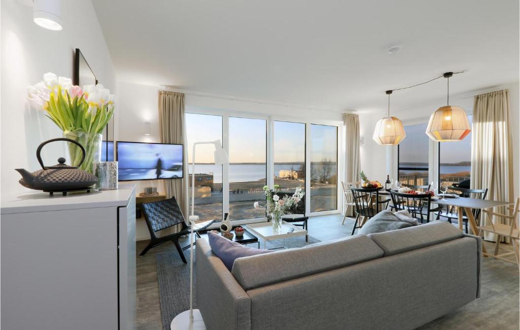 レンブルッフにあるPenthouse Comfortのソファのあるリビングルームとダイニングルーム