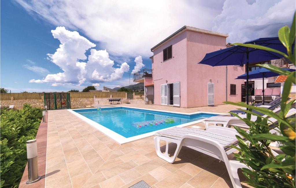 Bazén v ubytovaní Three-Bedroom Holiday Home In Kastel Sucurac alebo v jeho blízkosti