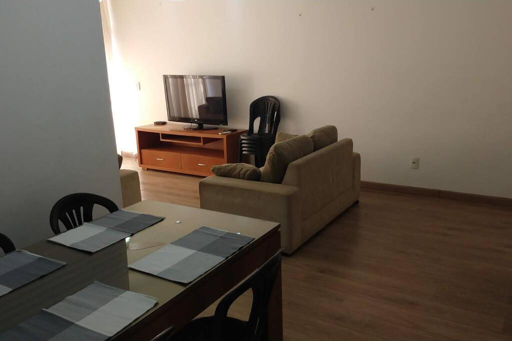 un salon avec un canapé et une télévision dans l'établissement Apartamento completo para até 9 pessoas, à Ribeirão Preto