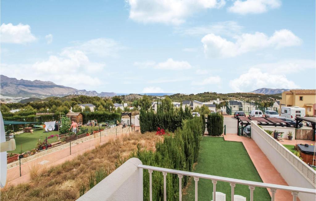 ein Balkon mit Blick auf die Stadt in der Unterkunft Atalayas De Polop Iii in Polop