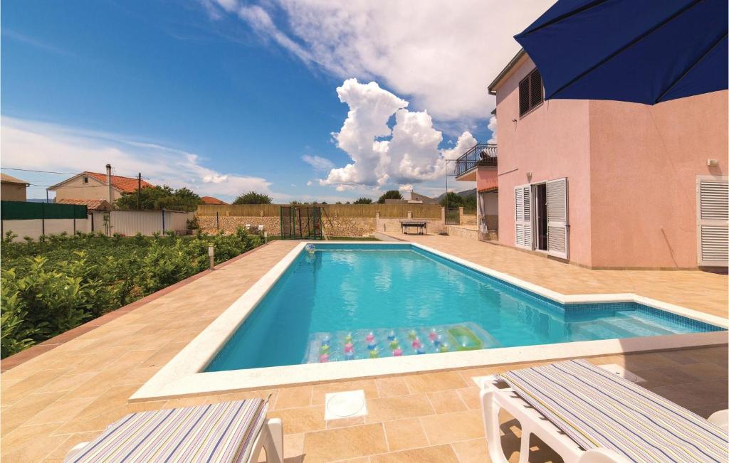 Bazén v ubytovaní Three-Bedroom Holiday Home In Kastel Sucurac alebo v jeho blízkosti