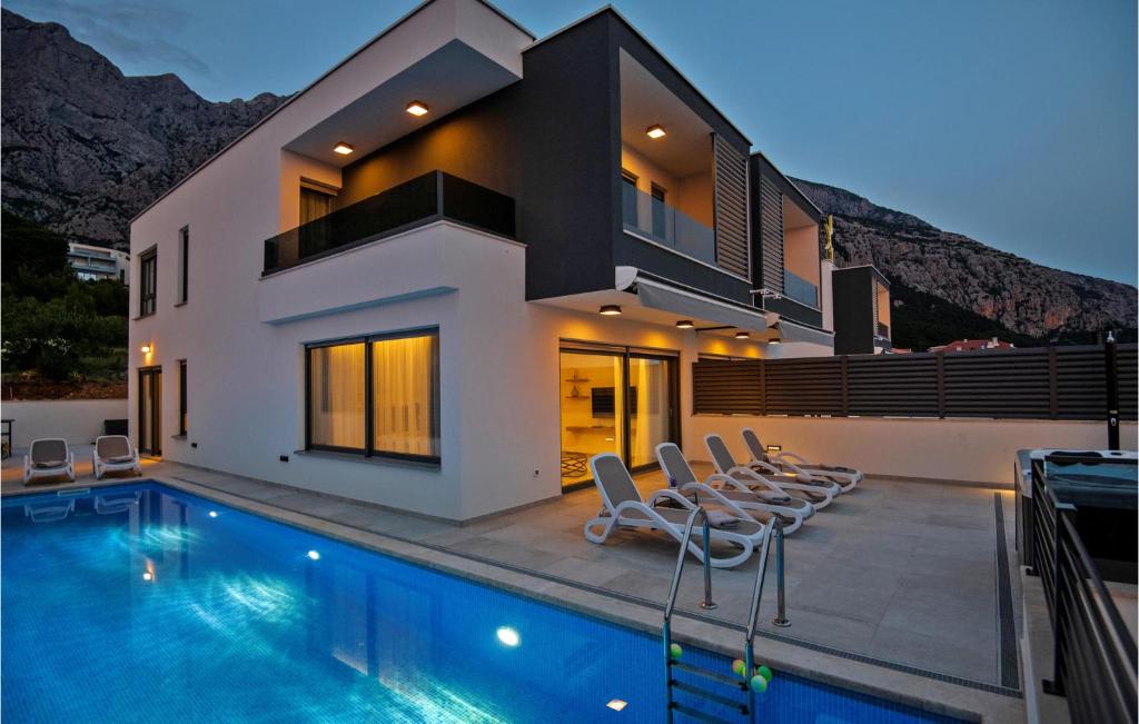 Bazén v ubytovaní Nice Home In Makarska With Jacuzzi alebo v jeho blízkosti