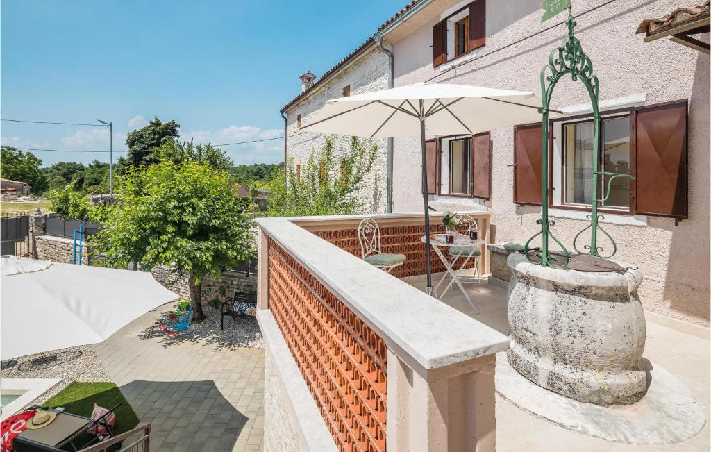 Balkón nebo terasa v ubytování 4 Bedroom Cozy Home In Peresiji
