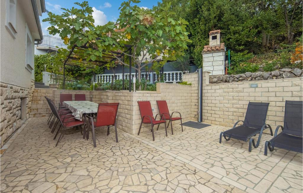 Patio nebo venkovní prostory v ubytování 5 Bedroom Stunning Home In Crikvenica