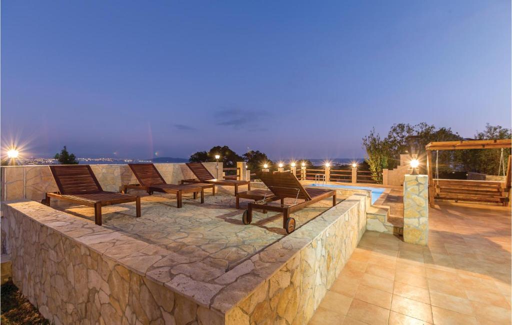 Balkón alebo terasa v ubytovaní Four-Bedroom Holiday Home In Kastel Novi