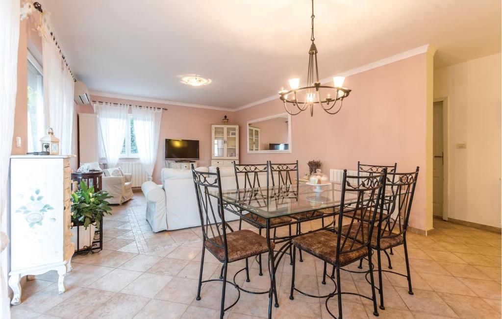 Kuchyňa alebo kuchynka v ubytovaní Four-Bedroom Holiday Home In Kastel Novi