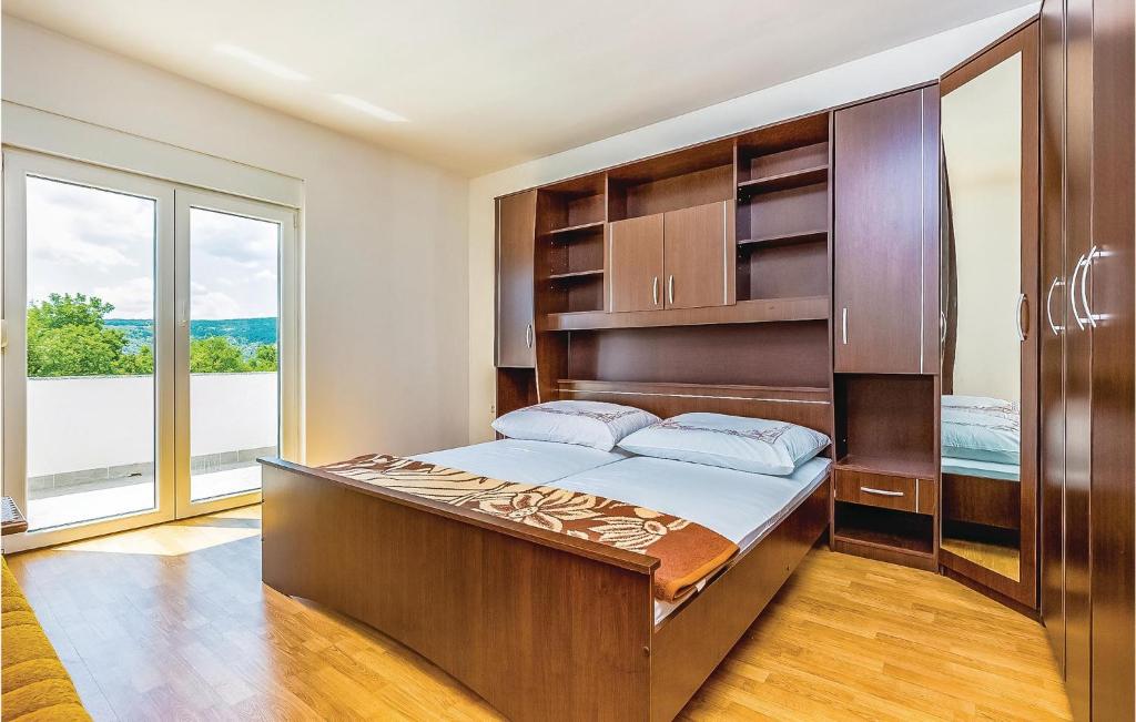 Postel nebo postele na pokoji v ubytování 2 Bedroom Awesome Apartment In Grizane