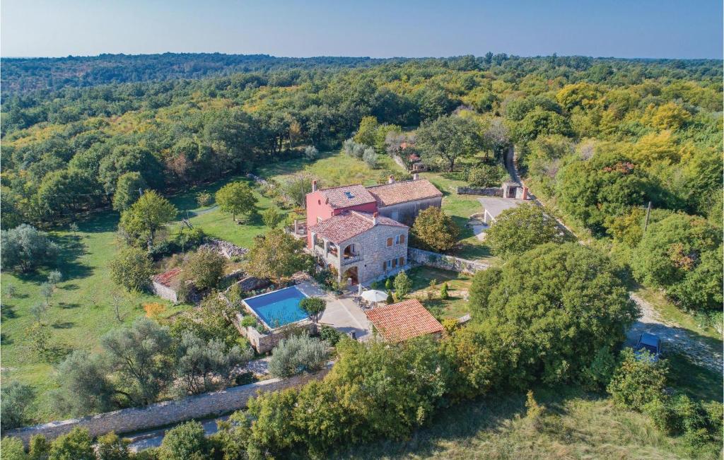 widok z góry na posiadłość z domem w obiekcie Holiday Home Mio Persan Cr w mieście Rakalj